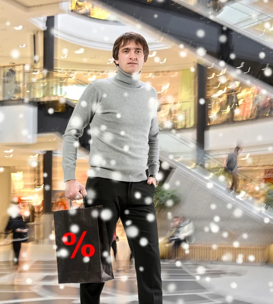 Hombre sonriente con bolsa de compras —  Fotos de Stock