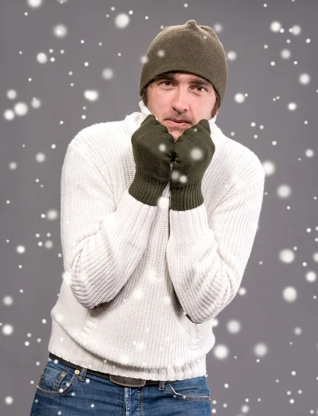 Homem em mitenes de inverno e chapéu — Fotografia de Stock