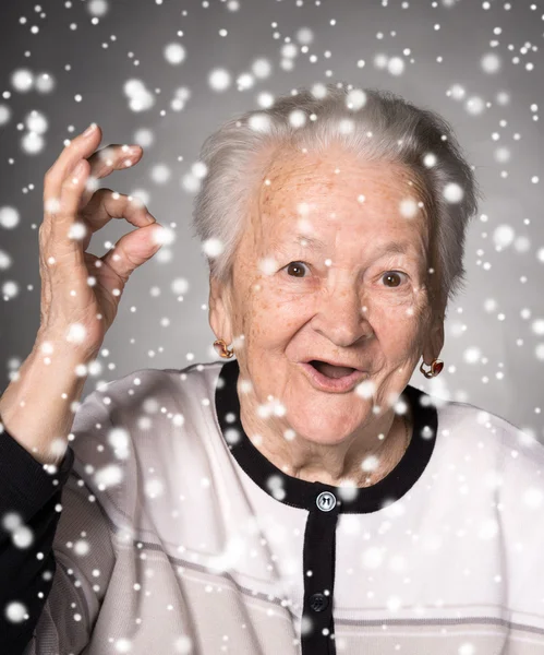 Oude vrouw weergegeven: ok teken — Stockfoto