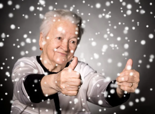 Oude vrouw weergegeven: ok teken — Stockfoto