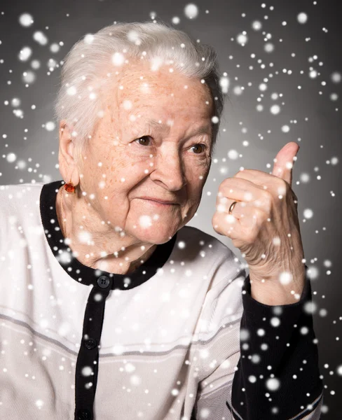 Vecchia che mostra segno ok — Foto Stock