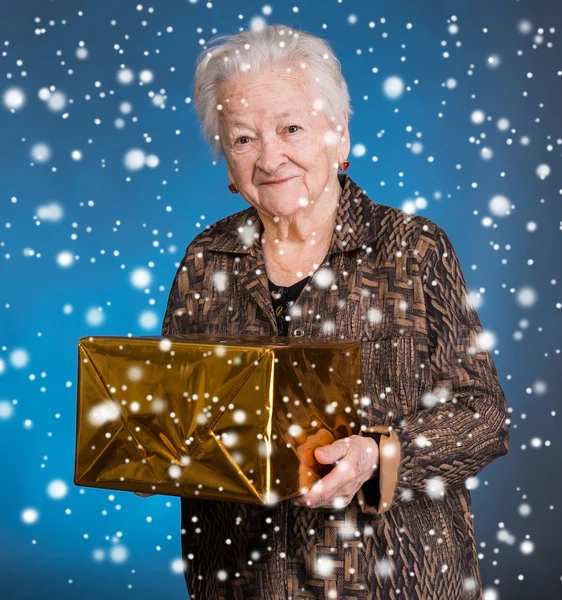 Sorridente vecchia donna con scatola regalo — Foto Stock