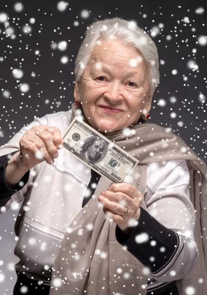 Vieja sosteniendo el dinero en las manos — Foto de Stock