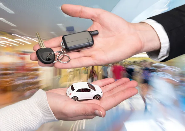 Man holding car key, woman holding small car — Stock Photo, Image