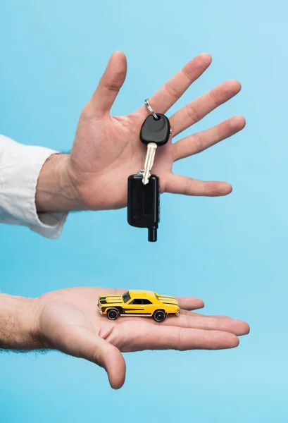 Man holding keys and small car — Stock Photo, Image