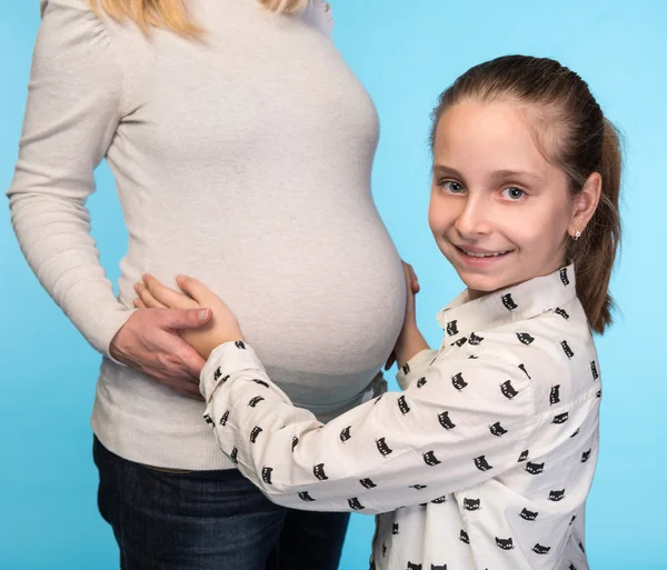 Těhotná žena s dcerou — Stock fotografie