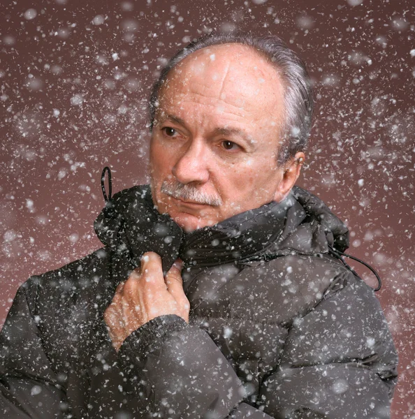 Portrét starší muže v zimní oblečení — Stock fotografie