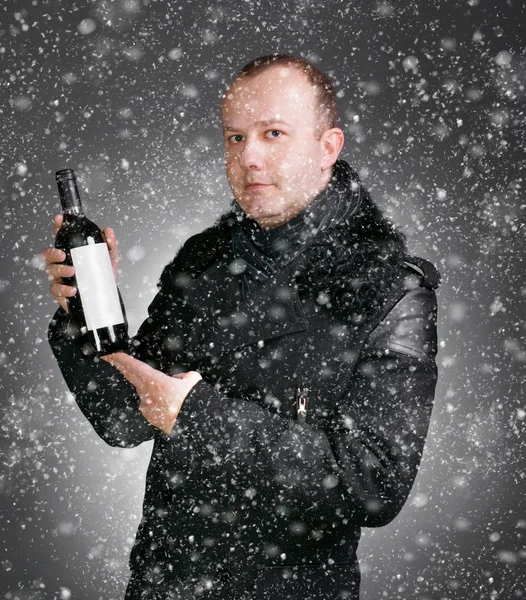 Человек с бутылкой вина — стоковое фото