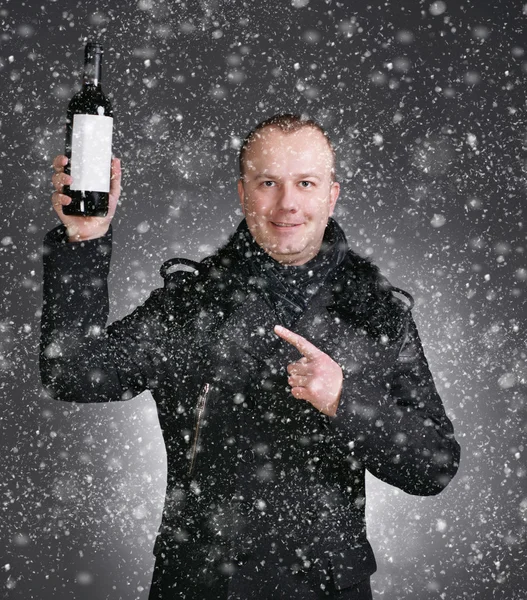 Homem com garrafa de vinho — Fotografia de Stock