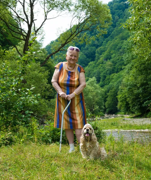 Alte Frau spaziert im Sommerpark — Stockfoto