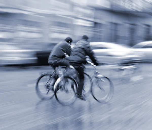 Two cyclists on the city roadway — Stock Photo, Image