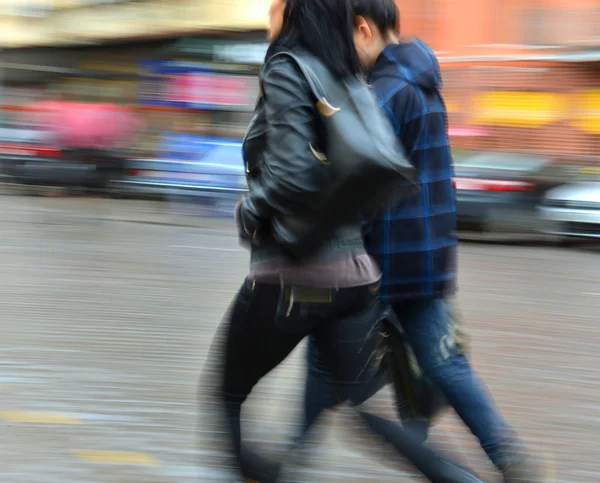 Gente che percorre la strada — Foto Stock