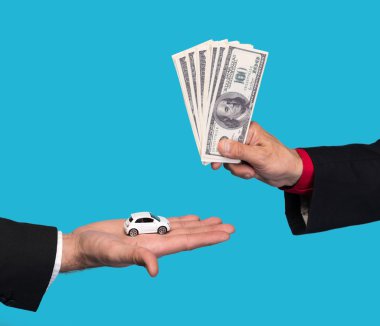 Küçük araba, başka bir adam dolarlarına holding holding adam