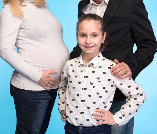 Familia feliz esperando un bebé más —  Fotos de Stock