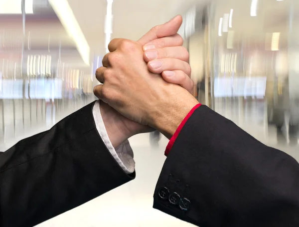 Dwóch biznesmenów uścisnęło sobie dłonie — Zdjęcie stockowe