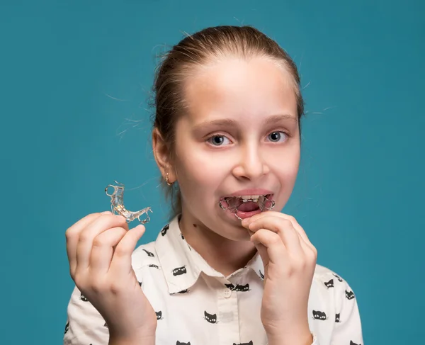 Ragazza felice tenendo bretelle dentali — Foto Stock