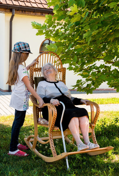 Старуха с внучкой в саду
