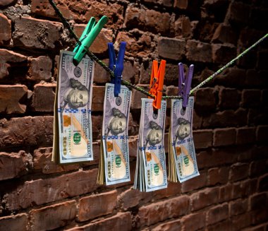 bir ipte asılı banknotlar