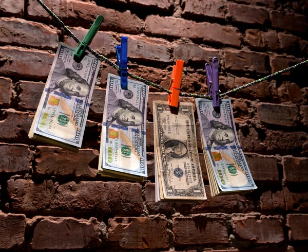 Λογαριασμούς δολαρίων που κρέμεται από ένα σκοινί — Φωτογραφία Αρχείου