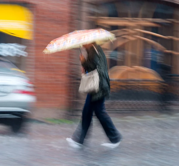 Femme marchant dans la rue un jour de pluie — Photo