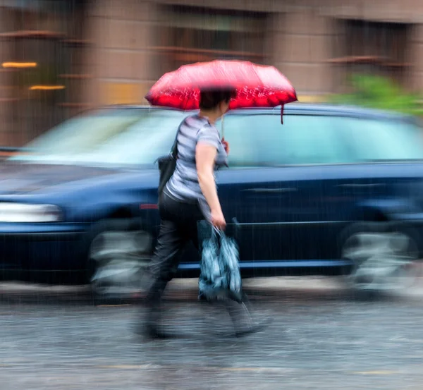 Yağmurlu bir gün sokakta yürürken bir kadın — Stok fotoğraf