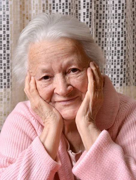 Glimlachende oude vrouw — Stockfoto