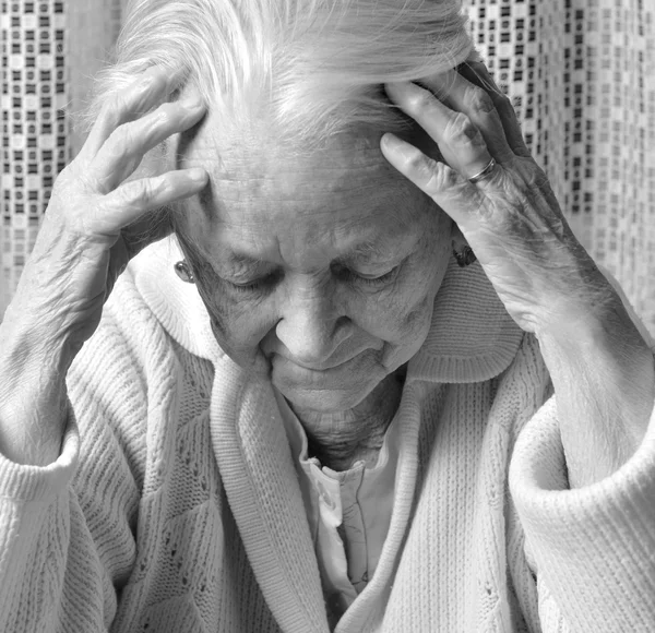 Vieja mujer triste —  Fotos de Stock