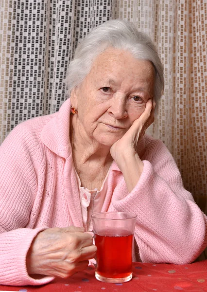 Oude vrouw met kopje thee — Stockfoto