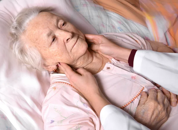 Médico feminino examinando mulher velha — Fotografia de Stock