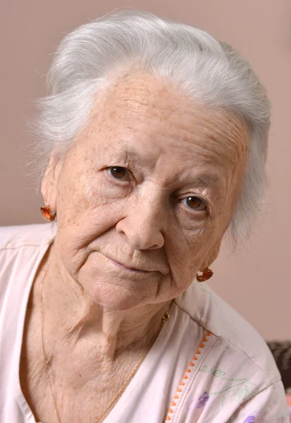 Старая печальная женщина — стоковое фото