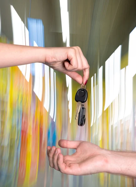 Woman giving car key to man — Stock Photo, Image