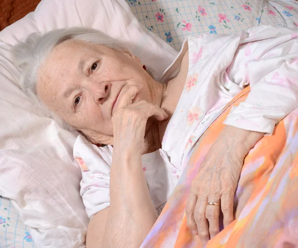 Άρρωστη ηλικιωμένη γυναίκα — Φωτογραφία Αρχείου