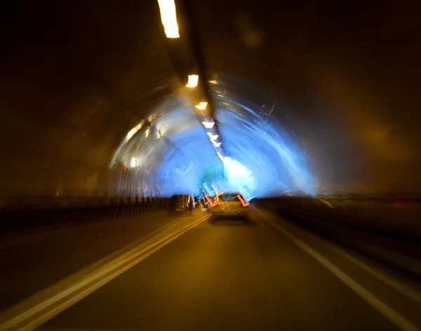 Tunelu ze światła i ruchu samochodów — Zdjęcie stockowe