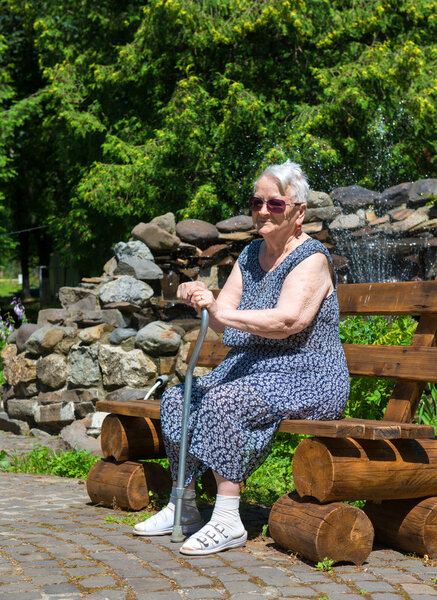 старая женщина