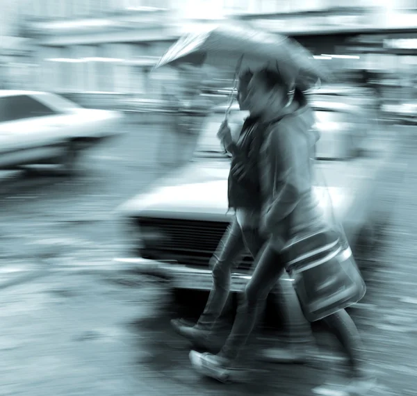 Gruppe von Menschen zu Fuß die Straße hinunter — Stockfoto