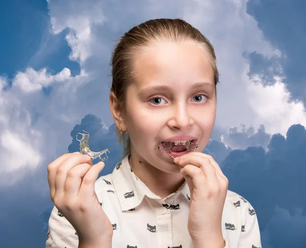 Girl putting on medical braces — Stock Photo, Image