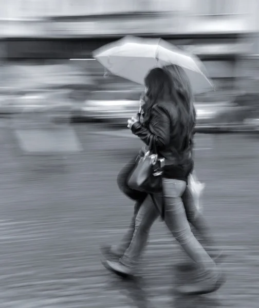 Grupp av människor som gick på gatan — Stockfoto