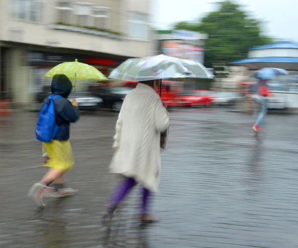 Groupe de personnes marchant dans la rue — Photo