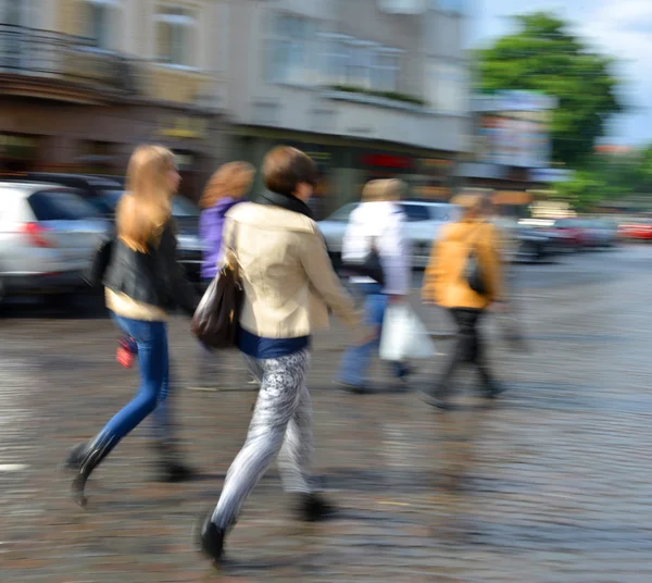Pessoas que vão pela rua — Fotografia de Stock