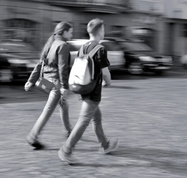 Gente che percorre la strada — Foto Stock