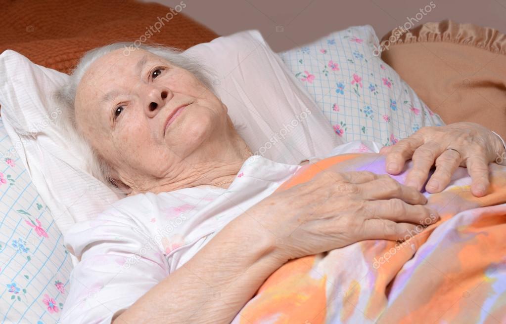 бабушка лежит