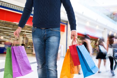 Alışveriş çantalı adam.