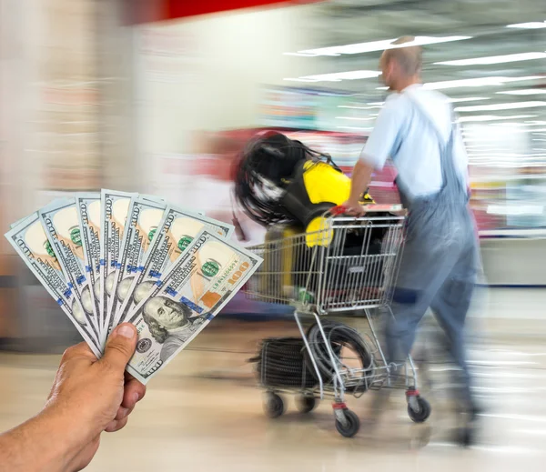 Man die stapel dollarbiljetten — Stockfoto