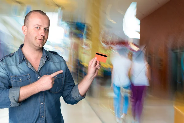 Man holding a credit card in his hand — Stock Photo, Image