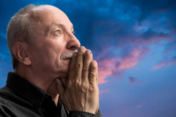 Hombre mayor rezando — Foto de Stock