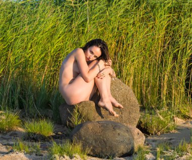 Genç çıplak kadın