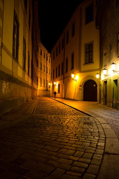 Homme se promenant dans la rue de la vieille ville la nuit à Pragu — Photo