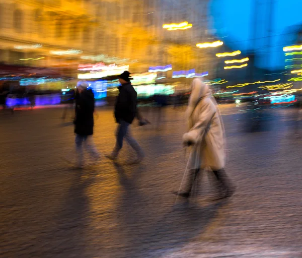 忙しい都会の人々 が通りを行く — ストック写真