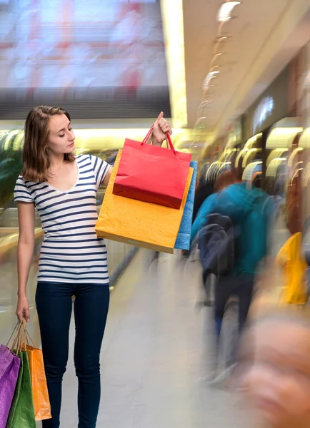 Jonge tiener meisje met shopping tassen — Stockfoto