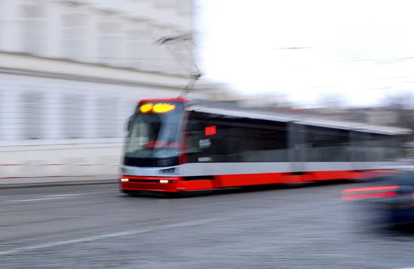 Nowoczesny tramwaj w ruchu rozmycie w Pradze — Zdjęcie stockowe